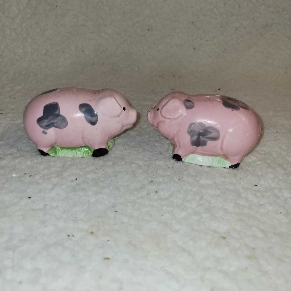 Salt & Pepper Shakers Classic Pink‎ Farm Pigs